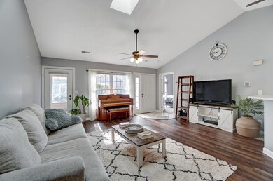 004-great room towards entry, screen por