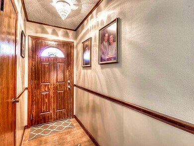 Entry/Foyer.