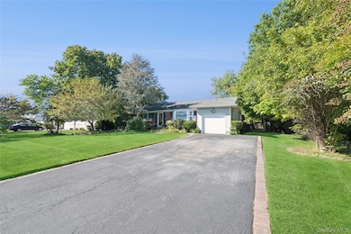 14 Radburn Dr, ComMacK, NY 11725 - photo 2
