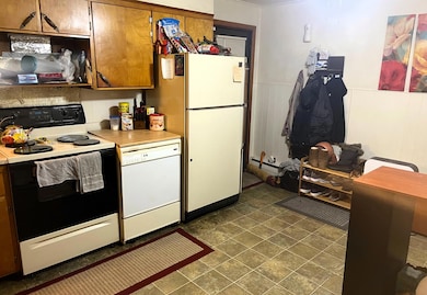 638 Rockingham St, Berlin, NH 03570 - photo 6