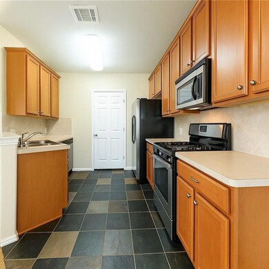 Kitchen with appliances with stainless steel fini