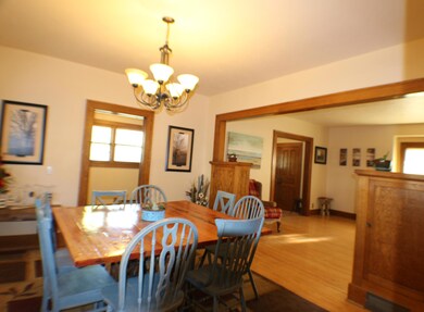 Dining Room<|>Public<|>
