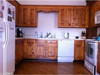 Kitchen - 2 Bedroom Apartment - Kitchen with side-