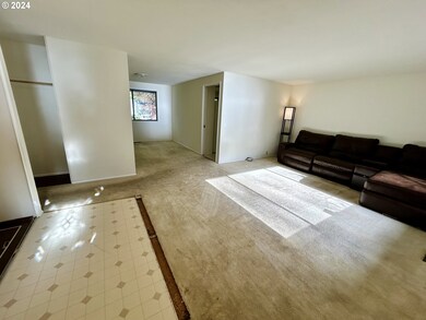 Living Room/Entrance