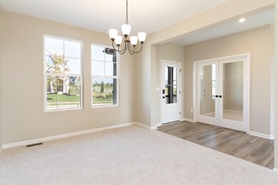 ABE6-0001-00 Quentin F-4-diining