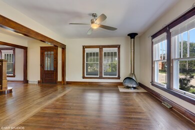 04_301SElmSt_165_LivingRoom_HiRes
