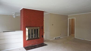 2069 Ridgecliff Rd - Living Room