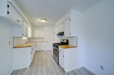 1010 N 3rd St, Jenks, OK 74037 - photo 5