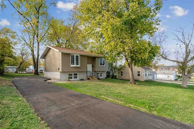 232 27th St NW, Cedar Rapids, IA 52405 - photo 2