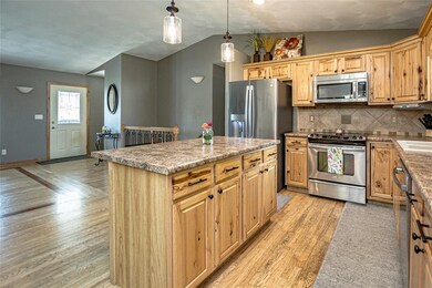 523 Crestview Ct, Center Point, IA 52213 - photo 5