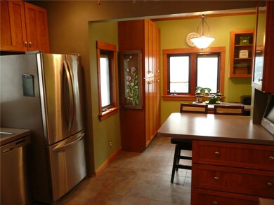 Kitchen breakfast bar