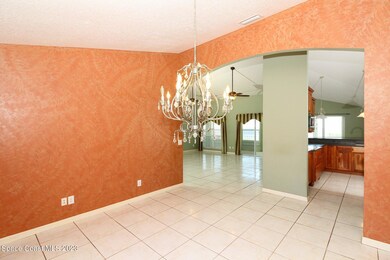 41023876-007-Dining_Alt_View