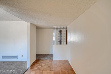 6-549597591-06 Foyer