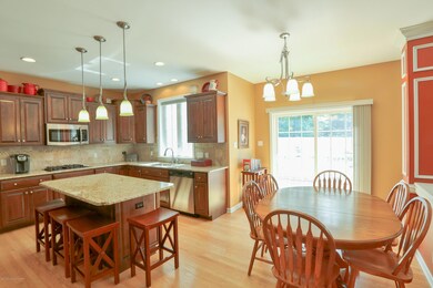 1075 Woodberry Dr, Mountain Top, PA 18707 - photo 4