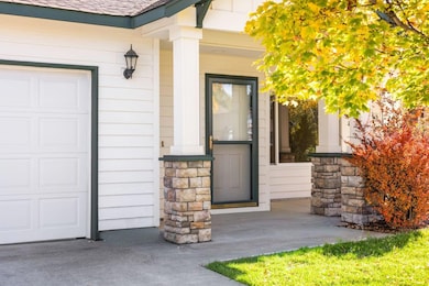 2056 NW 19th Place, Redmond, OR 97756 - photo 2