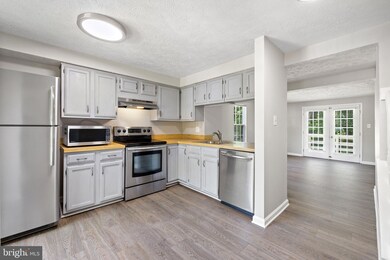 1665 Fieldthorn Dr, Reston, VA 20194 - photo 3