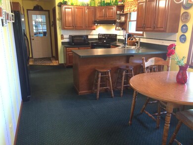 Spacious kitchen & dining room