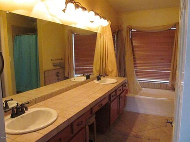 LARGE MASTER BATHROOM WITH DOUBLE SINKS