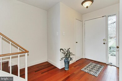 11008 Thrush Ridge Rd, Reston, VA 20191 - photo 6