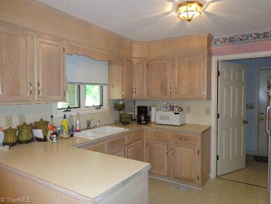 1074 Greenleaf Acres Dr, Asheboro, NC 27205 - photo 2