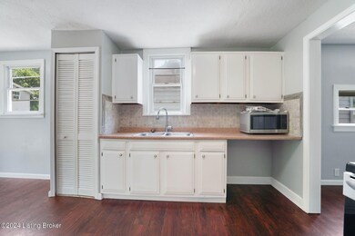 Large Eat-in Kitchen