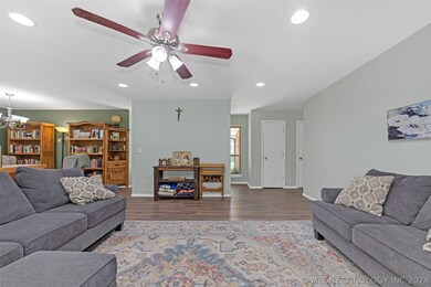 1104 N Fox St, Chouteau, OK 74337 - photo 7