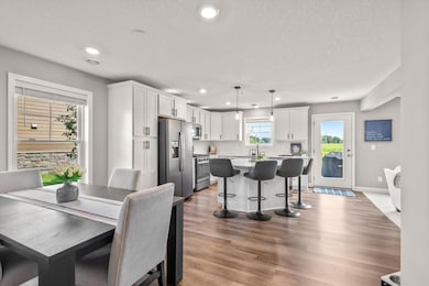 02-Dining Room to Kitchen.jpg