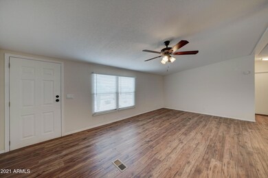 1403 E Scenic St-5