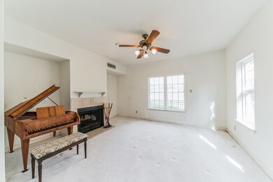 Livingroom w/fireplace