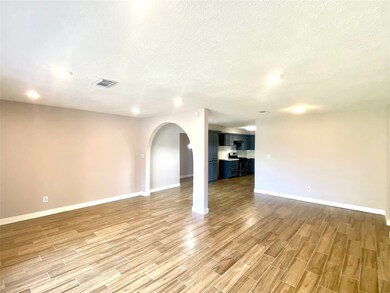 8318 Misty Vale Ln, Houston, TX 77075 - photo 2