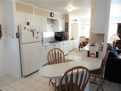 Full kitchen with breakfast bar