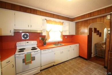 Spacious kitchen with plenty of counter top space 