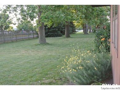 9 Eisenhower Dr, Jacksonville, IL 62650 - photo 4