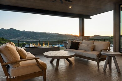 5_Deck-Summer_1800x1200_4235094