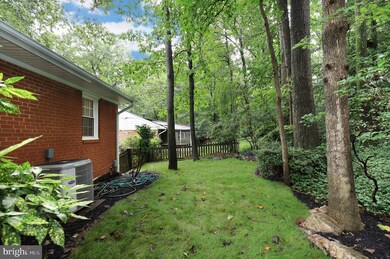 9127 Maywood Ln, Fairfax, VA 22031 - photo 4