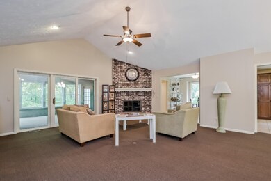 007-Living_Room-1703577-medium