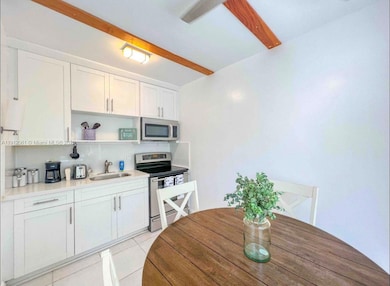 326 Wilson St unit 205, Hollywood, FL 33019 - photo 2