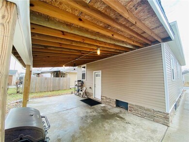 807 E 23rd St, Des Moines, IA 50317 - photo 6