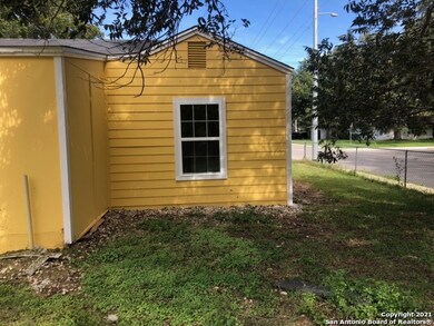 833 E Cedar St, Seguin, TX 78155 - photo 3