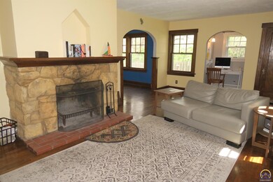 2416 SW Sunset Ct, Topeka, KS 66604 - photo 2