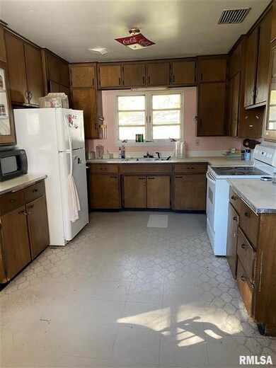 1439 W Garfield St, Davenport, IA 52804 - photo 4