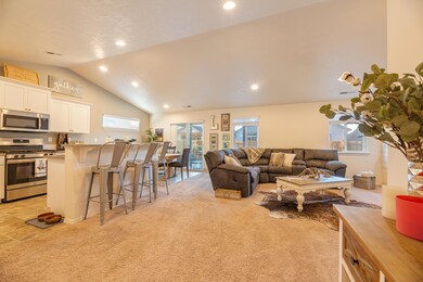 3647 SW Pumice Ave, Redmond, OR 97756 - photo 4