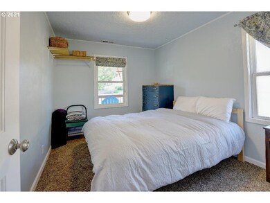 209 W 10th St, the Dalles, OR 97058 - photo 5