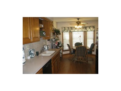 Large Eat-In Kitchen w/Bay Window, Upgraded Applia