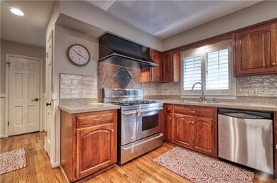 10405 Mohawk Ln, Leawood, KS 66206 - photo 4