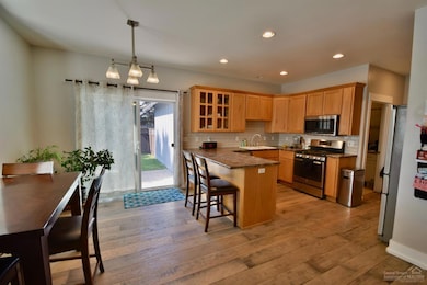 21381 Oakview Dr, Bend, OR 97701 - photo 4