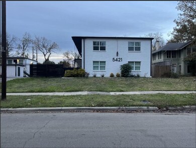 View of front facade featuring a front lawn, fence