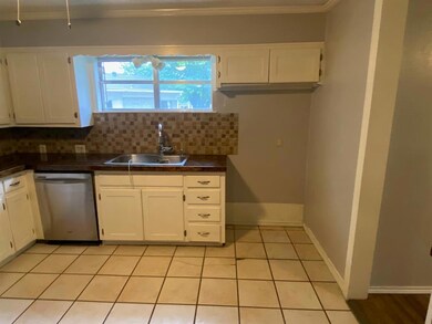 1014 Davis St, Cleburne, TX 76033 - photo 4