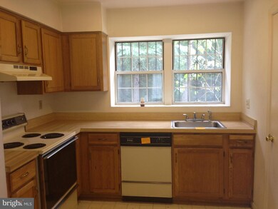 909 Hilldropt Ct, Capitol Heights, MD 20743 - photo 3