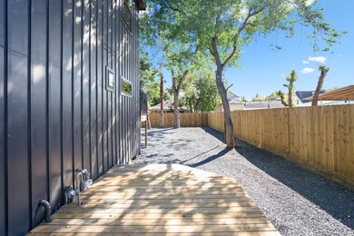 207 S Lockwood Dr unit 1, Houston, TX 77011 - photo 6